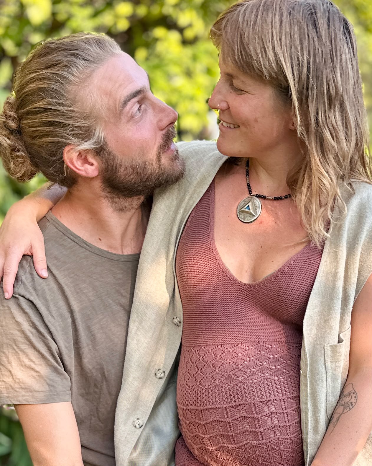 Ilaria e Biagio, fondatori di Akupara, abbracciati all’aperto